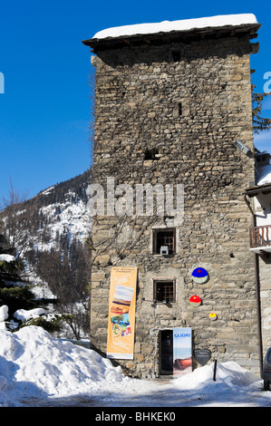 Tour Malluquin im Zentrum des Resort, Courmayeur, Aostatal, Italien Stockfoto