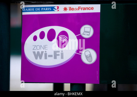 Melden Sie sich an ein Wifi-Hotspot / Hotspot-Internet-Anschluss in einem öffentlichen Park service / Freifläche. Paris, Fance. Stockfoto