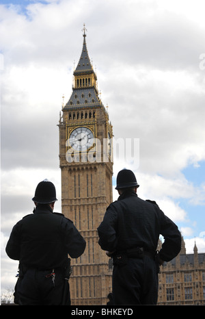 Polizisten bewachen zu den Houses of Parliament Stockfoto