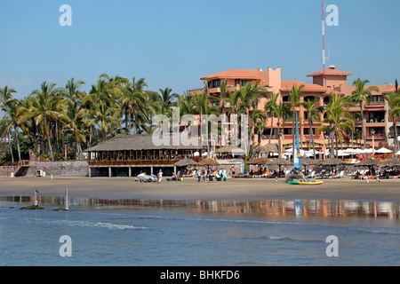 Strand in Mexiko, Mazatlan mit Segelboot. Sport und Erholung und Touristen genießen tropische Sommer, Sand und Sonne. Urlaub. Stockfoto