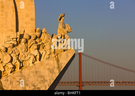 Portugal Lissabon Denkmal der Entdeckungen und Hängebrücke im späten Abendlicht. Stockfoto