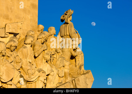 Portugal Lissabon Denkmal der Entdeckungen mit Mond im Himmel im späten Abendlicht Stockfoto