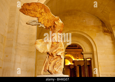 Statue von Winged Victory "Victoire de Samothraki" in das Musée du Louvre, Paris Frankreich Stockfoto