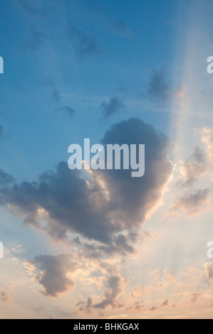 Herz-Form-Cloud und Sonnenuntergang in Indien Stockfoto