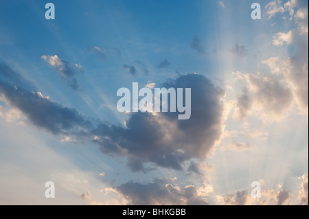Herz-Form-Cloud und Sonnenuntergang in Indien Stockfoto