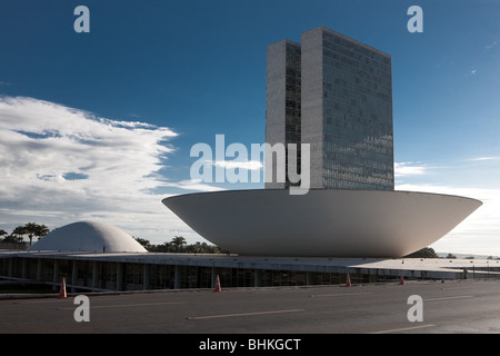 Seitenansicht der nationale Kongress von Brasilien in Brasilia, entworfen von berühmten Architekten Oscar Niemeyer Stockfoto