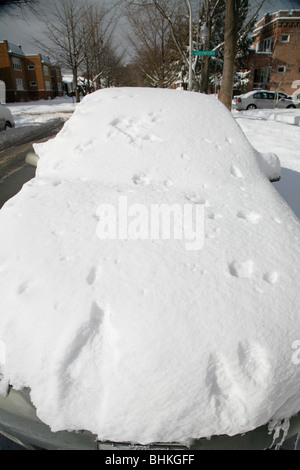 Schnee bedeckt und umgibt ein Auto auf einer Straße im winter Stockfoto