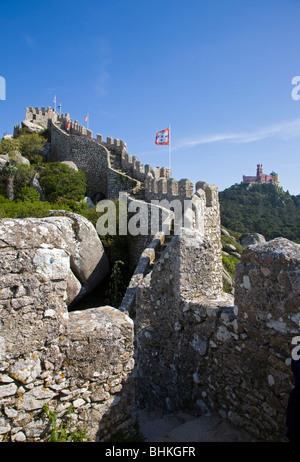 Sintra Portugal die maurische Burg in Sintra mit Blick auf den Palast von Pena Stockfoto