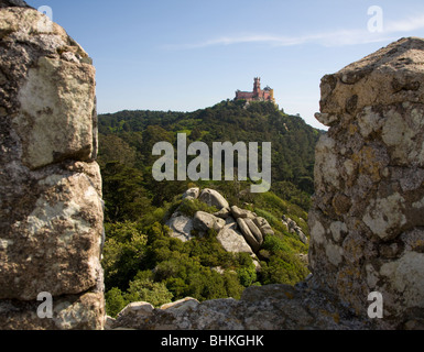 Portugal Sintra der Palast von Pena angesehen von der maurischen Burg in sintra Stockfoto