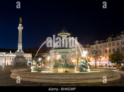 Portugal-Lissabon-Brunnen und Statue in Pedro Platz nachts beleuchtet Stockfoto