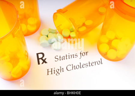 Verschreibungspflichtiges Medikament Flaschen und statin Pillen verwendet für hohe Cholesterinwerte auf weißem Hintergrund. Stockfoto