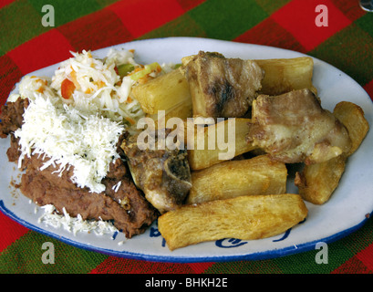 El Salvador. Traditionelles Essen. Schweinerippchen mit Yucca und Bohnen. Stockfoto