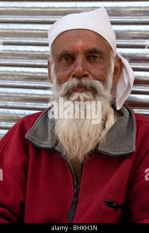 Porträt eines indischen Heiligen Mannes in der Himalaya-Ausläufer Stadt von Kullu in Indien. Stockfoto