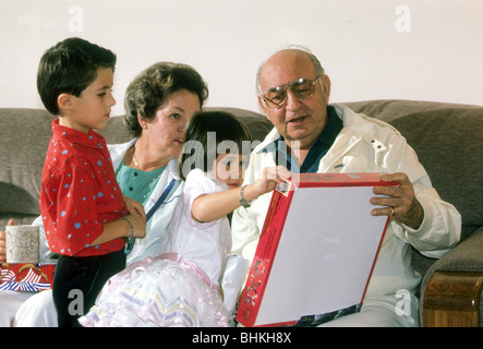 Großeltern Großmutter Großvater Enkel Enkelin Mädchen junge Hispanic Anteil Liebe sagen Spiel Stockfoto