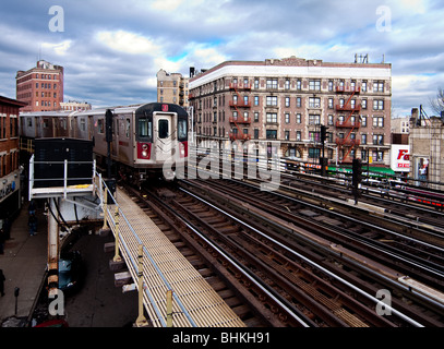 Die MTA 5 grüne u-Bahn-Linie in New York City fahren die Schiene verfolgt oberirdisch in der Bronx. Stockfoto