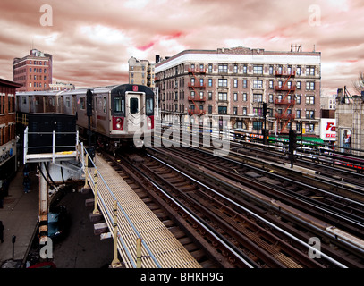 Die MTA 5 grüne u-Bahn-Linie in New York City fahren die Schiene verfolgt oberirdisch in der Bronx. Stockfoto