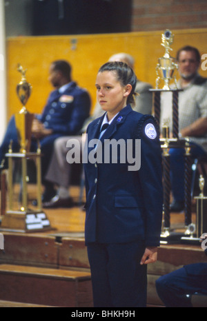 Teen Mädchen Aufmerksamkeit Luftwaffe ROTC Grundschule High School Programm militärischen Vereinigten Staaten einheitliche Award Trophäe Stockfoto