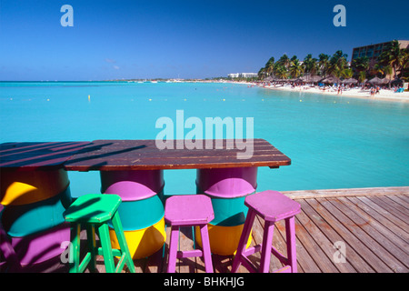 Bar-Tisch und Stühle auf der Terrasse, Eagle Beach, Aruba Stockfoto