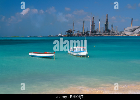 Angelboote/Fischerboote in einer Bucht mit einer Ölraffinerie, Aruba Stockfoto