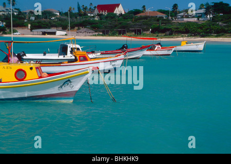 Traditionelle Fischerboote verankert in der Rodger Bucht, Aruba Stockfoto