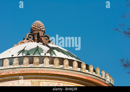 Monopteros mit Schnee bedeckt, im englischen Garten, München, Deutschland. Stockfoto