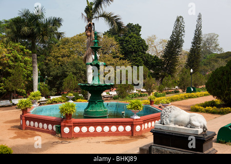 Indien, Kerala, Thiruvananthapuram (Trivandrum), öffentlichen Park, viktorianischen Gusseisen Brunnen in der Nähe von Napier Museum Stockfoto