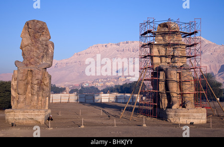 Die Kolosse von Memnon, zwei Statuen von Amenophis III Stockfoto