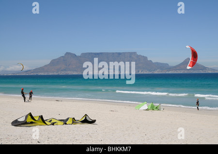 Kite-Surfen am Sunset Beach Table Bay und Berg in Kapstadt Südafrika Stockfoto