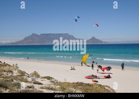 Kite-Surfen am Sunset Beach Table Bay und dem Hintergrund der Tafelberg in Kapstadt Südafrika Stockfoto