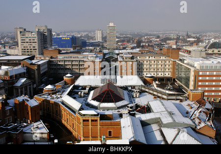 Coventry Stadtzentrum mit Schnee gesehen über Broadgate vom Turm der alten Kathedrale, England, UK Stockfoto