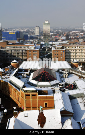 Coventry Stadtzentrum mit Schnee gesehen über Broadgate vom Turm der alten Kathedrale, England, UK Stockfoto