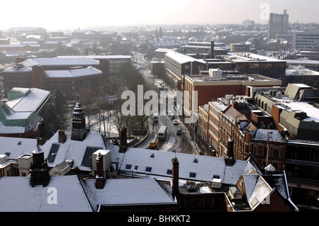 Coventry Stadtzentrum mit Schnee gesehen über kleine Parkstraße vom Turm der alten Kathedrale, England, UK Stockfoto