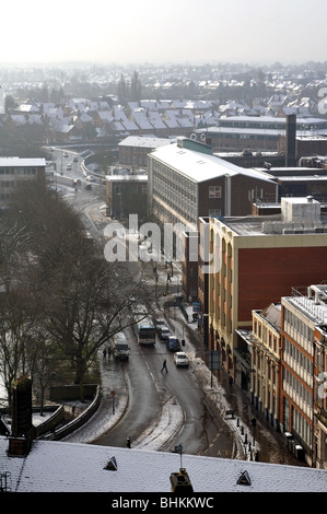 Coventry Stadtzentrum mit Schnee gesehen über kleine Parkstraße vom Turm der alten Kathedrale, England, UK Stockfoto