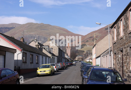 Glockenturm und Wohnstraße tillicoultry mit Ochil Hills clackmannanshire Schottland Februar 2010 Stockfoto