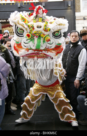 Chinesisches Neujahr 2010 in der Gerrard Street, Chinatown, London, England - der Löwentanz Stockfoto