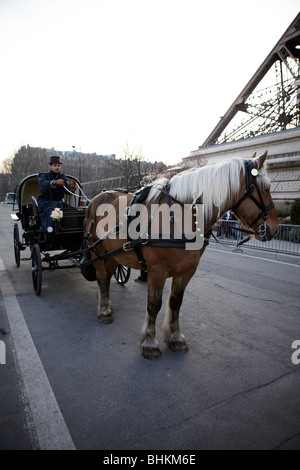 Bespannten Wagen nahe dem Eiffelturm, Paris, Frankreich Stockfoto