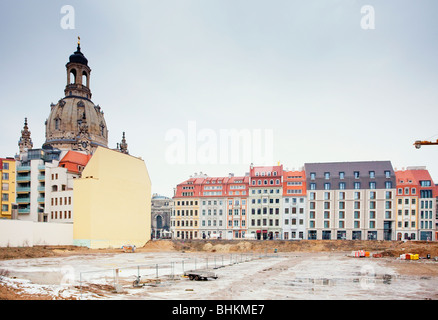 Baustelle in Dresden mit der Frauenkirche und bunten Fassaden von Wohnhäusern im Hintergrund. Stockfoto