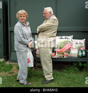 Älterer Mann und Frau diskutieren Gartenarbeit bei ihrer Zuteilung in Süd-London Stockfoto