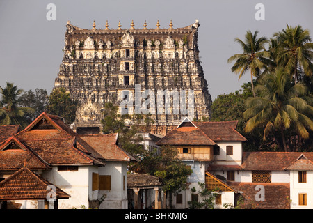 Indien, Kerala, Thiruvananthapuram, (Trivandrum), Hindu-Tempel Sri Padmanabhaswamy Gopuram über lokale Häuser Stockfoto