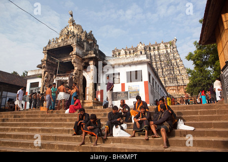 Indien, Kerala, Thiruvananthapuram, (Trivandrum), Hindu-Tempel Sri Padmanabhaswamy Pilger am Eingang Stockfoto