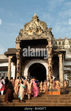Indien, Kerala, Thiruvananthapuram, (Trivandrum), Hindu-Tempel Sri Padmanabhaswamy Pilger am Eingang Stockfoto