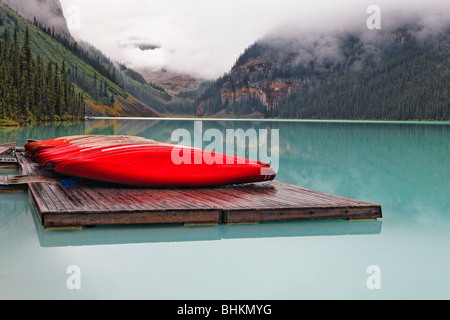 Roten Boote auf einem Dock, Lake Louise, Alberta, Kanada Stockfoto