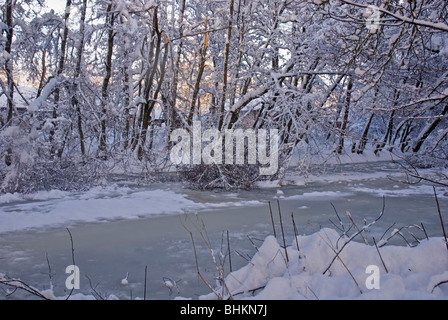 Der Fluß Nethy im Winter mit Schnee Stockfoto