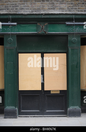 Verpflegung von Windows in einem geschlossenen Londoner Öffentlichkeit Haus. Stockfoto