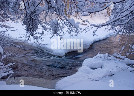 Der Fluß Nethy im Winter mit Schnee Stockfoto