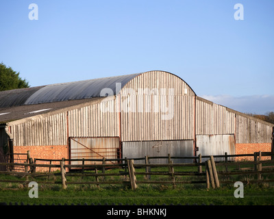 Scheunentor auf landwirtschaftlichen Gebäuden aus Holz gemacht Stockfoto