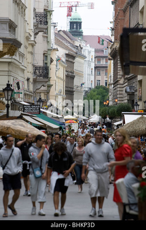 Menschenmassen am Vörösmarty ter, Budapest, Ungarn Stockfoto