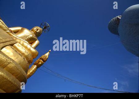 Der sitzende Messing Buddha und der Big Buddha in Unterwerfung Mara, Phuket, Thailand Stockfoto