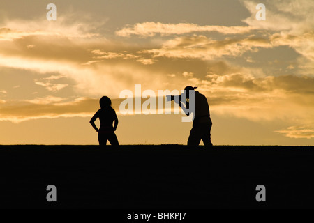 Silhouette von einem Fotografen und ein weibliches Modell Stockfoto