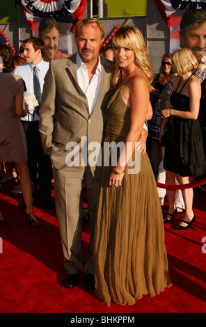 KEVIN COSTNER CHRISTINE BAUMGARTNER SWING Abstimmung Weltpremiere LOS ANGELES CA USA 24. Juli 2008 Stockfoto